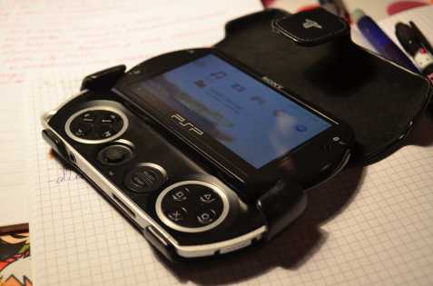 Prodám PSP GO black s obalem a 6ti 