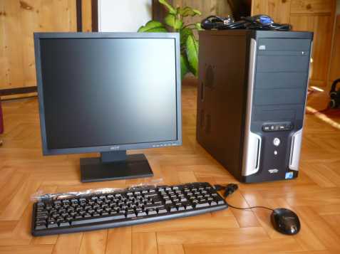 Počítač INTEL s LCD monitorem